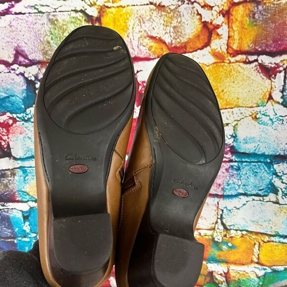 Clarks Bendables Tan Leather Side Zip Ankle Booties Size 8 Medium - Picture 6 of 7